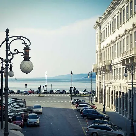 Vis A Vis טריאסטה