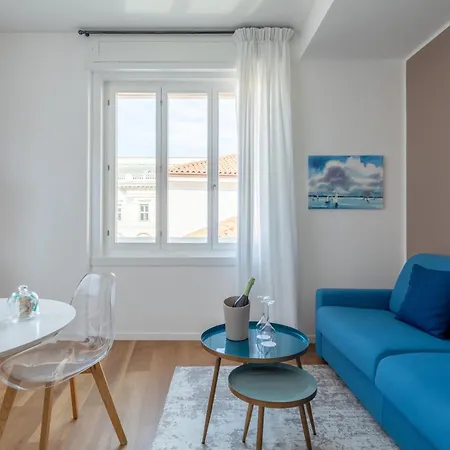 Vis A Vis טריאסטה