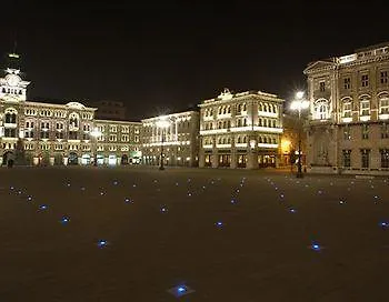 Vis A Vis טריאסטה